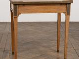 une photo d'une table en bois sur laquelle est posé un plateau