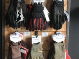 de nombreuses paires de gants exposées dans un magasin