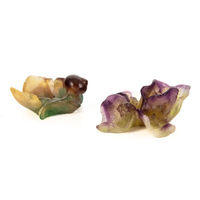 deux petites figurines représentant des fleurs sur un fond blanc
