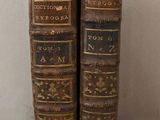 deux vieux livres posés l'un sur l'autre sur une table