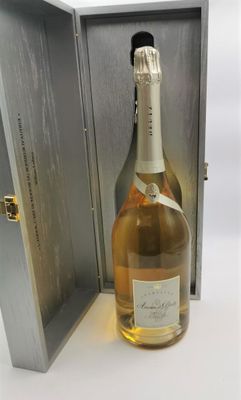 une bouteille de champagne dans un coffret en bois