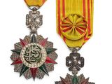 trois médailles sont présentées sur un fond blanc, accompagnées d'un ruban rouge et jaune