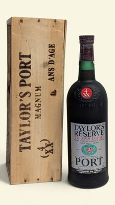 une bouteille de porto « Taylor's Reserve » posée à côté d'une caisse en bois