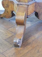 PETIT GUERIDON en placage de loupe, le plateau circulaire en… (photo 4)