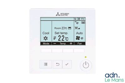un gros plan d'un thermostat numérique sur fond blanc