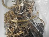 un sac rempli de bijoux en or et en argent posé sur une table