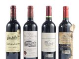 trois bouteilles de vin rouge sont alignées sur une surface blanche