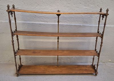 une étagère en bois surmontée de trois tablettes
