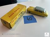 une petite voiture jaune posée à côté d'une boîte remplie de chiffres