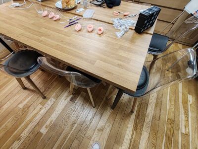 une table sur laquelle sont posés plusieurs beignets