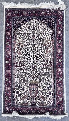 un tapis oriental orné d'un arbre de vie