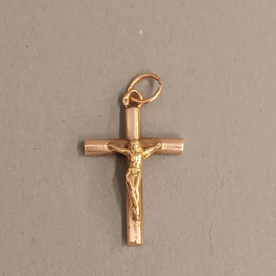 Croix en or jaune 18K, Pds : 1,4 g - Photo 1
