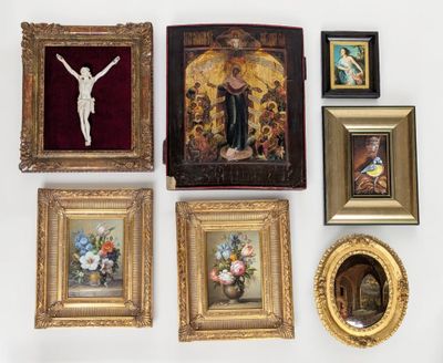 de nombreuses photos encadrées sur le mur de cette pièce