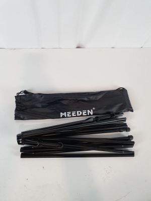 un gros plan sur un tas de pailles noires posées sur une surface blanche