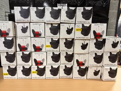 de nombreuses boîtes aux motifs variés posées sur une table