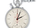 une montre de poche en argent à laquelle est suspendue une chaîne sur le côté