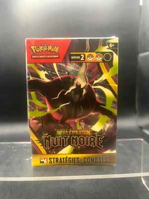 une boîte de cartes à collectionner Pokémon exposée dans une vitrine