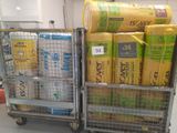 de nombreux sacs de riz posés sur un chariot dans le magasin