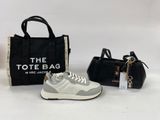 Le sac fourre-tout se trouve à côté d'une paire de chaussures et d'un sac à main