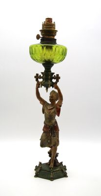 une statue représentant une femme tenant un vase en verre vert