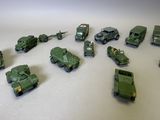 Des véhicules militaires miniatures sont alignés en cercle sur une surface blanche
