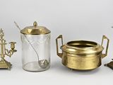 un bocal en verre avec une cuillère et un bougeoir