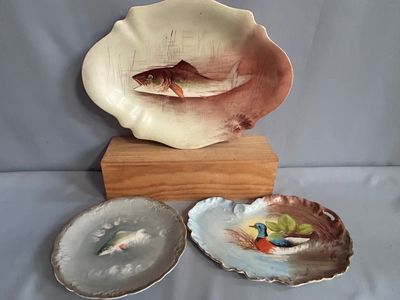 trois assiettes posées sur un support en bois