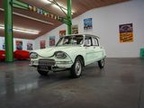 une voiture blanche garée à l'intérieur d'un bâtiment