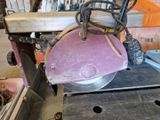 une machine qui découpe un morceau de bois à l'aide d'une lame circulaire