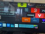 un téléviseur à écran plat posé sur un support dans une pièce