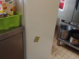 un réfrigérateur dans une cuisine où il y a beaucoup de nourriture sur le plan de travail