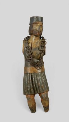 statue d'un homme avec une chaîne autour du cou