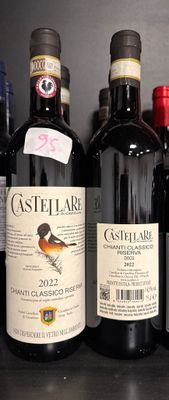 plusieurs bouteilles de vin sont alignées sur une étagère