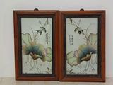 deux tableaux représentant des oiseaux et des fleurs, accrochés au mur