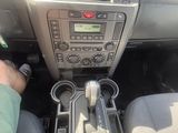 Quelqu'un est assis au volant d'une voiture, la main sur le volant.