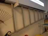 une pièce où de nombreux outils sont accrochés au mur