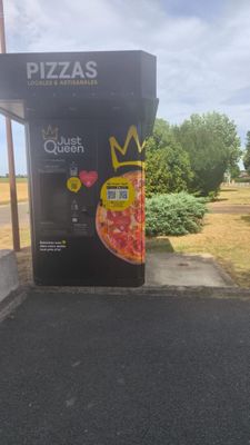 un distributeur automatique sur lequel est posée une couronne