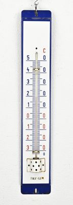 un thermomètre accroché à un mur sur fond blanc