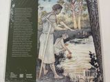 une photo d'un livre sur laquelle figurent une femme et un enfant