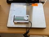 un ordinateur portable et un téléphone portable posés sur un bureau