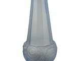 un vase blanc orné d'un motif de roses