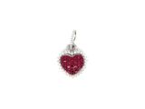 un gros plan d'un pendentif en diamant rouge en forme de cœur sur fond blanc