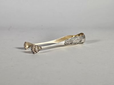 Pince à sucre à pattes de lion en argent monogrammé et ciselé de coqui - Photo 1