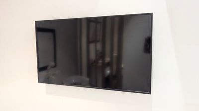 un téléviseur à écran plat accroché au mur d'une pièce