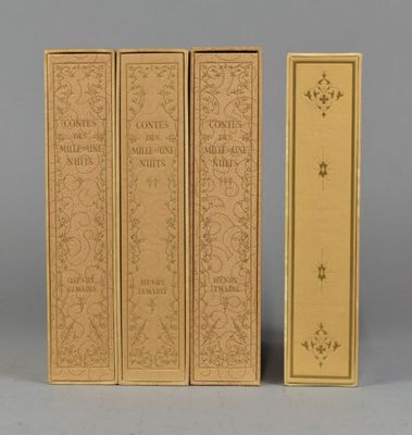 trois livres sont alignés les uns à côté des autres sur une surface grise