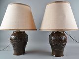 une paire de lampes de table en céramique marron avec des abat-jours beiges sur fond gris