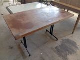une table placée au milieu d'une pièce