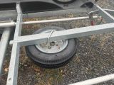 une remorque avec un pneu fixé sur le côté