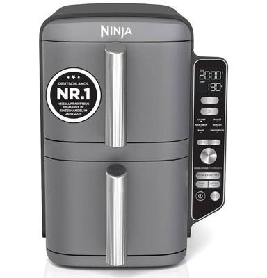 une friteuse à air chaud argentée et noire sur fond blanc