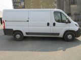 une camionnette blanche garée sur le parking